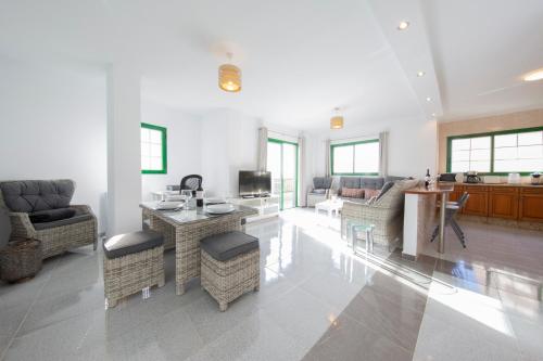 Χώρος καθιστικού στο MEDANO4YOU The Maritimo Holiday Home