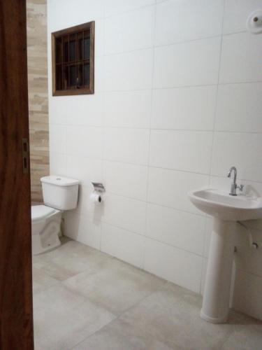 カラグアタトゥーバにあるCasa nova para temporadaのトイレと洗面台付きのバスルーム