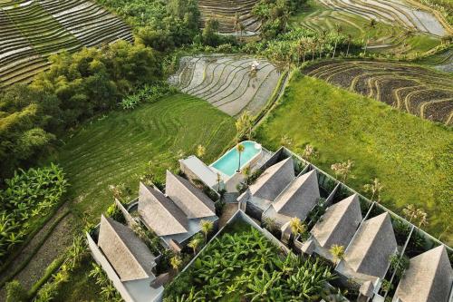 - une vue aérienne sur une maison avec un jardin dans l'établissement Astera Resort Canggu by Ini Vie Hospitality, à Canggu