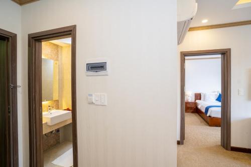 Postel nebo postele na pokoji v ubytování Navy Hotel Cam Ranh