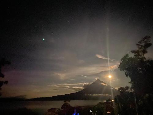 een uitzicht op een berg in de nacht met de maan bij Sunset Inn in Fortuna