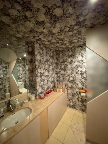 uma casa de banho com um lavatório e um espelho em Hotel Charbon (Adult Only) em Settsu