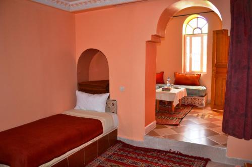 Postel nebo postele na pokoji v ubytování Ksar Timnay Hotel