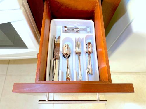 a wooden box with forks and spoons and utensils at Topacio7 Residencial in Boca del Río