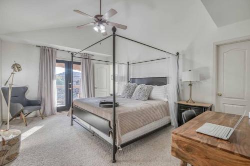 1 dormitorio con cama con dosel y escritorio en Casa Del Sol en El Paso