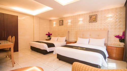 Suwara Hotel Kepong KL tesisinde bir odada yatak veya yataklar