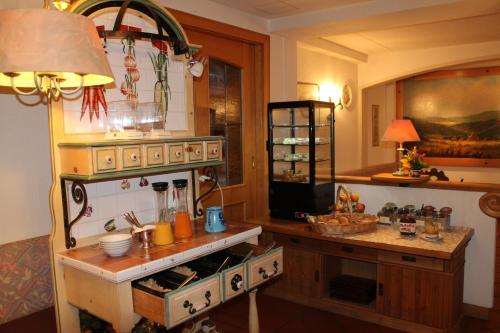 Landgasthof Hotel Zur Linde im Taunusにあるキッチンまたは簡易キッチン