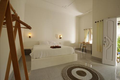 Un pat sau paturi într-o cameră la The Sans Kuta Villas