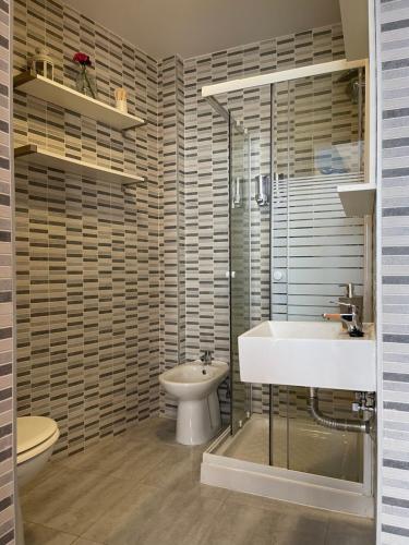Bathroom sa Amazing Apartment in the Heart of Malaga POOL & FREE PARKING