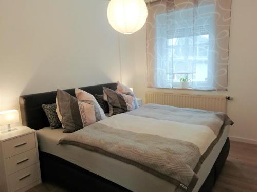 Un dormitorio con una cama con almohadas. en Ferienwohnung Ahrens en Hoyerswerda