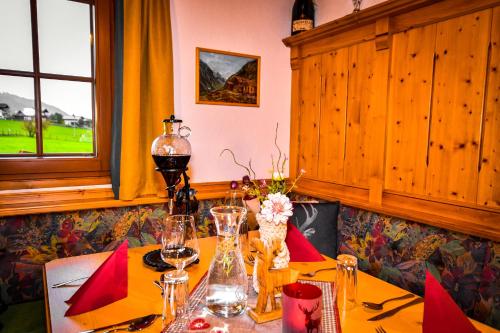 stół z kieliszkami do wina i kwiatami w obiekcie Gasthof Finkenhof w mieście Wald im Pinzgau