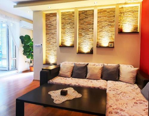 sala de estar con sofá y mesa en Apartment Nicole, en Plovdiv