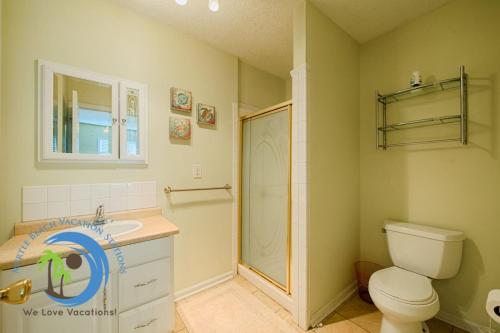 Un baño con inodoro, lavabo y ducha. en Cg Beach Bungalow #3, en Myrtle Beach