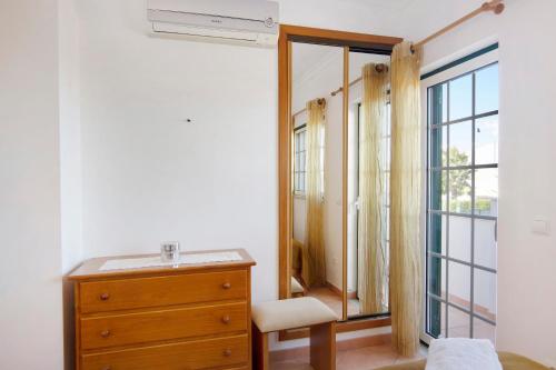 アルトゥーラにあるVilla Alagoaのベッドルーム(ドレッサー、鏡付)