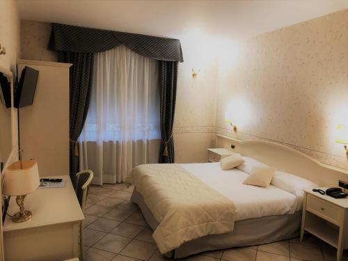 Un pat sau paturi într-o cameră la Hotel La Noce