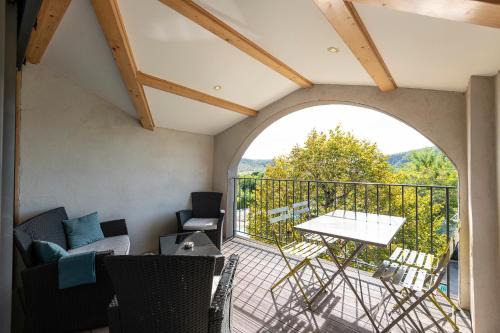 une chambre avec un balcon avec une table et des chaises dans l'établissement Appartement 4/6 places Sud Ardèche, à Rosières
