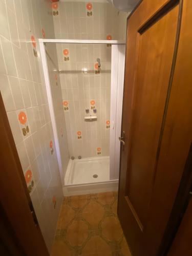a bathroom with a shower with a tub at Roccaraso in tasca in Roccaraso