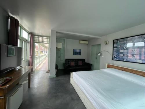 Un dormitorio con una cama grande y un televisor. en Villa Duangchampa, en Chiang Mai
