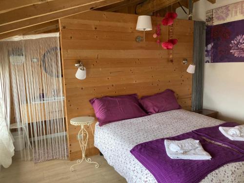 1 dormitorio con 1 cama y pared de madera en B&B Cappuccini, en Schio