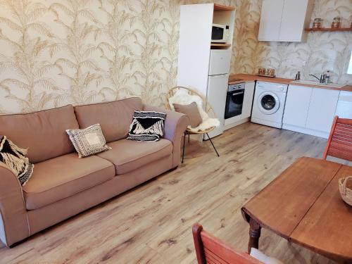 un salon avec un canapé et une cuisine dans l'établissement 