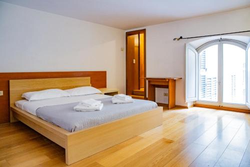 een slaapkamer met een bed met twee handdoeken erop bij Nice one bedroom in historical building in Florence
