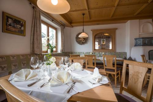 a dining room with a table with glasses and napkins at Loipenstubn in Brixen im Thale