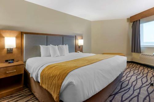 Postel nebo postele na pokoji v ubytování Comfort Inn & Suites Market - Airport