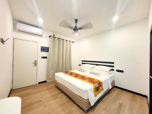 a bedroom with a bed and a ceiling fan at Belvedere Thoddoo in Thoddoo