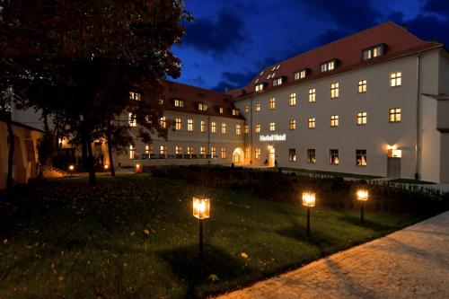 um edifício com luzes na relva à noite em Herbal Hotel Wrocław em Breslávia