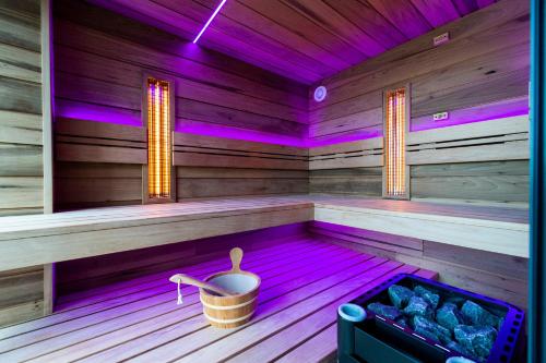 a sauna with a bucket in the middle of it at Seehaus SeeZeit - Am Hafen in Neusiedl am See