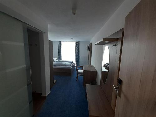 een hal van een hotelkamer met een slaapkamer bij Landgasthof Hotel Lamm in Laichingen