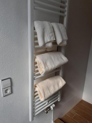 een handdoekenrek met handdoeken in een kast bij Landgasthof Hotel Lamm in Laichingen