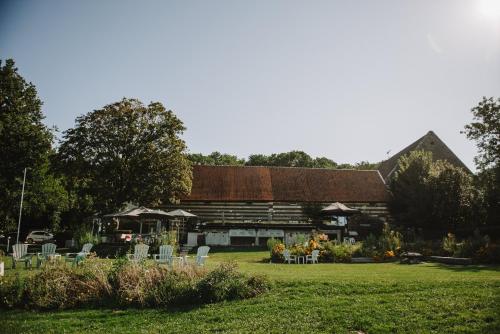 a building with tables and chairs in a yard at B&B Le Rêve Maastricht in Maastricht
