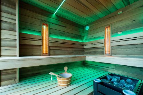a sauna with a bucket in the middle at Seehaus LakeSide - Am Hafen in Neusiedl am See