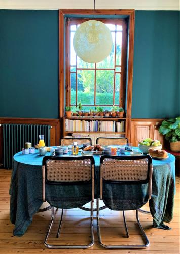 - une salle à manger avec une table et deux chaises dans l'établissement LA MUSARDE, à Villers-sur-Mer