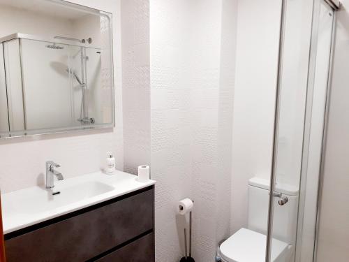 un bagno bianco con lavandino e WC di APARTAMENTO CON JARDÍN MARBLÉS a Ezcaray
