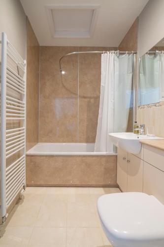 ein Badezimmer mit Dusche, Toilette und Waschbecken in der Unterkunft Peartree Serviced Apartments in Salisbury