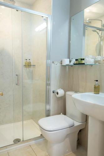 Ein Badezimmer in der Unterkunft Peartree Serviced Apartments