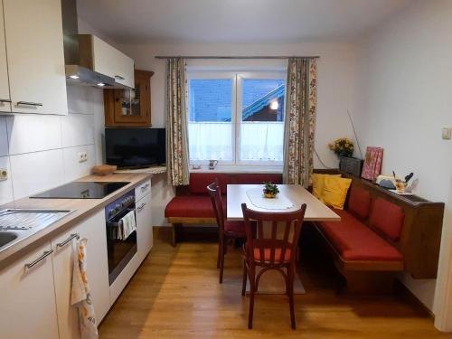 Kuchyň nebo kuchyňský kout v ubytování Holiday Home Mayrhofer by Interhome