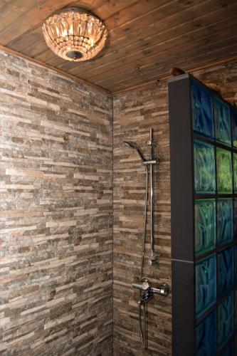ein Badezimmer mit einer Dusche in einer Ziegelwand in der Unterkunft Villa Pellinki in Pellinki