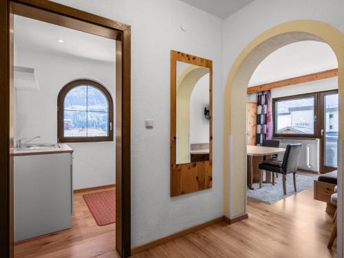 einen Flur mit einem Spiegel, eine Küche und ein Esszimmer in der Unterkunft Apartment Nadine - SOE405 by Interhome in Sölden