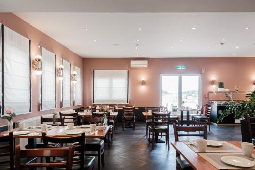 une salle à manger avec des tables et des chaises en bois dans l'établissement Hotel Residenz Pforzheim, à Pforzheim