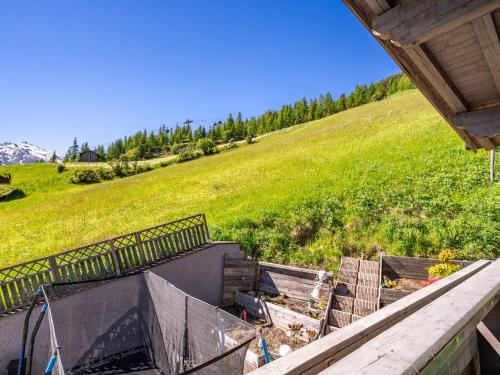 uma vista para um campo a partir do alpendre de uma casa em Apartment Nadine - SOE401 by Interhome em Sölden