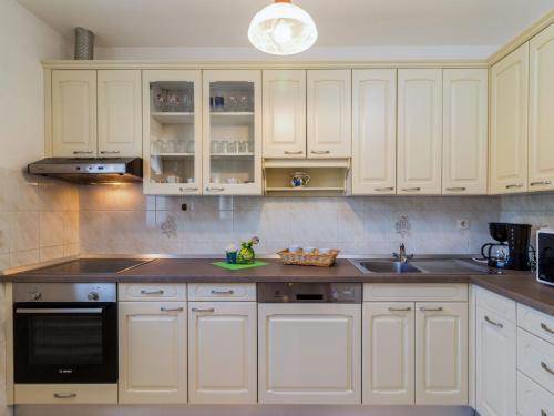 Kuchyň nebo kuchyňský kout v ubytování Holiday Home Poje - MVN251 by Interhome