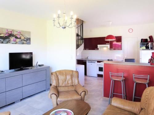 un salon avec une cuisine équipée d'un bar et de chaises dans l'établissement Holiday Home Horizon by Interhome, à Cap-Ferret