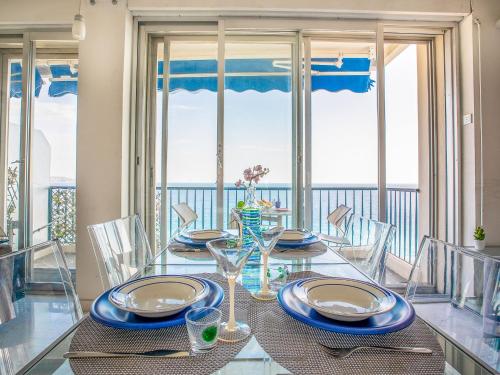 comedor con mesa de cristal y sillas en Apartment Copacabana Promenade des Anglais by Interhome, en Niza