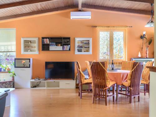Televízia a/alebo spoločenská miestnosť v ubytovaní Holiday Home Cherry by Interhome