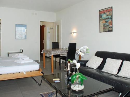 ein Wohnzimmer mit einem Sofa und einem Tisch in der Unterkunft Apartment Castagnola - Utoring-25 by Interhome in Lugano