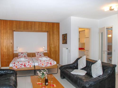 sala de estar con cama y sofá en Apartment Castagnola - Utoring-31 by Interhome, en Lugano