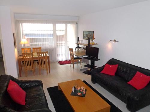 sala de estar con sofá y mesa en Apartment Castagnola - Utoring-31 by Interhome, en Lugano